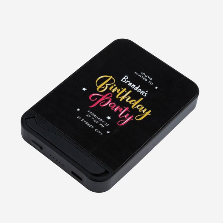 Τέλειος συνδυασμός μεγέθους και χωρητικότητας 5000 mAh. Εξαιρετική περιοχή εκτύπωσης για το λογότυπό σας. Πρόσθετη λειτουργία βάσης τηλεφώνου.