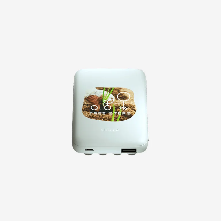 Επαγωγικό Power Bank για ασύρματη φόρτιση με πλαστικό περίβλημα, μπαταρία 5000 mAh με δύο θύρες USB-A, και οι δύο στην έξοδο και μία θύρα Type-C στην είσοδο.