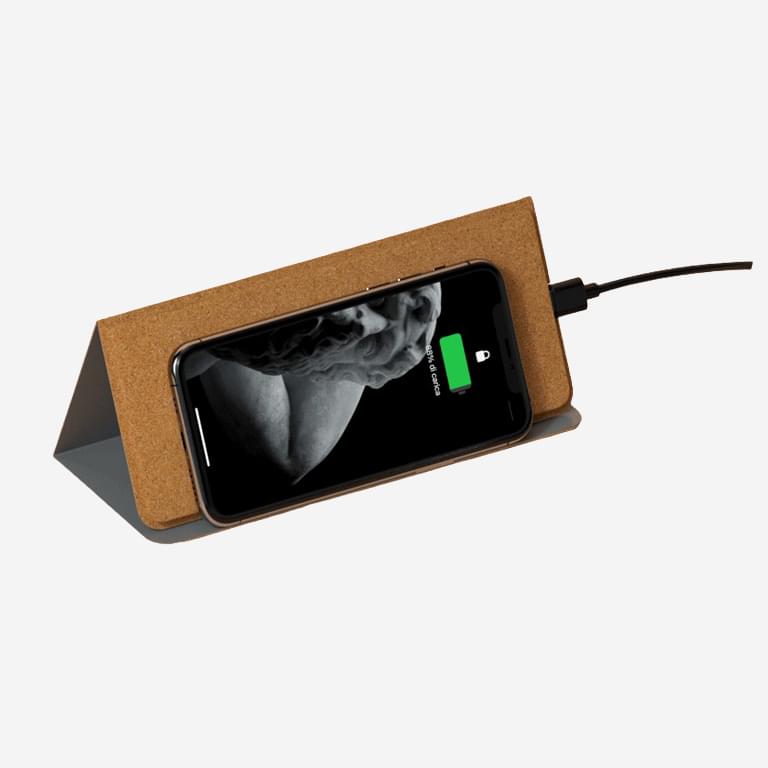 Το Cork Pad είναι ένα mouse pad κατασκευασμένο από φελλό, ένα φυσικό υλικό που λαμβάνεται με απλούστερες διαδικασίες κατασκευής σε αντίθεση με τις διαδικασίες που χρησιμοποιούνται για συνθετικά προϊόντα, το οποίο λειτουργεί επίσης ως ασύρματος φορτιστής 10W για τη φόρτιση smartphones ή ποντικιών Bluetooth εξοπλισμένων με τεχνολογία επαγωγής.